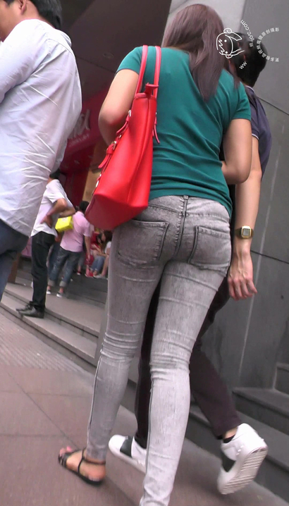 【视频】一位水灵秀气的时髦清雅服饰宽臀美眉[JH-N3H3]