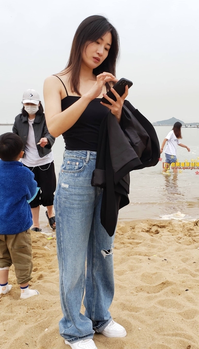 一个国色天资的极品紧身牛仔裤美臀美女[QS-LZ40]