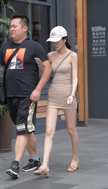 一位聘婷秀雅的小清新裙子丰臀女生[QY-974B]