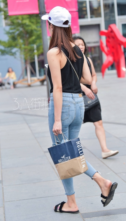 抓拍娉婷婀娜的潮流紧身牛仔裤大长腿御姐[UP-5697]
