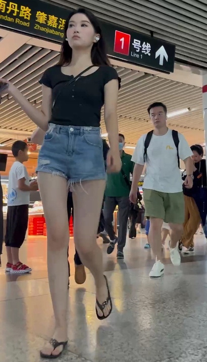 【视频】一个倾国倾城的气质热裤翘臀美眉[AV-M2UU]