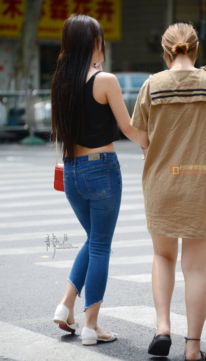 一位貌若天仙的时髦牛仔裤丰臀女神[LK-D2C2]