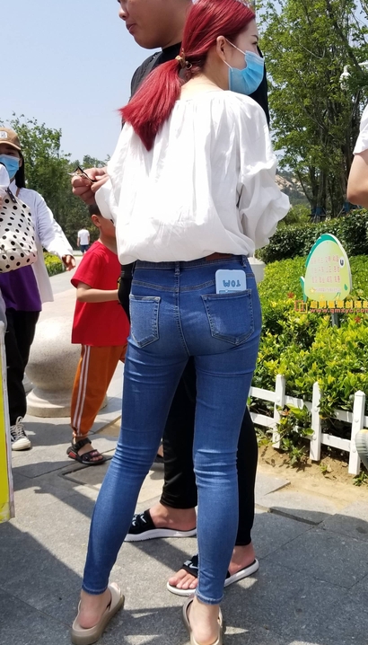街拍圆润紧绷的前卫牛仔裤宽臀美女[LT-L091]