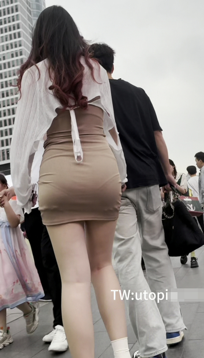 【视频】抓拍丰姿妍丽的前卫包臀裙宽臀小姐姐[AD-MUJG]