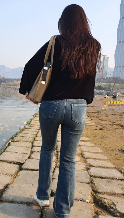 抓拍如花似玉的时尚紧身牛仔裤宽臀靓女[YM-9C97]