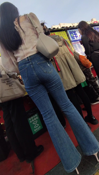 【视频】抓拍如琬似花的时髦牛仔裤丰臀美女[YW-J4M3]