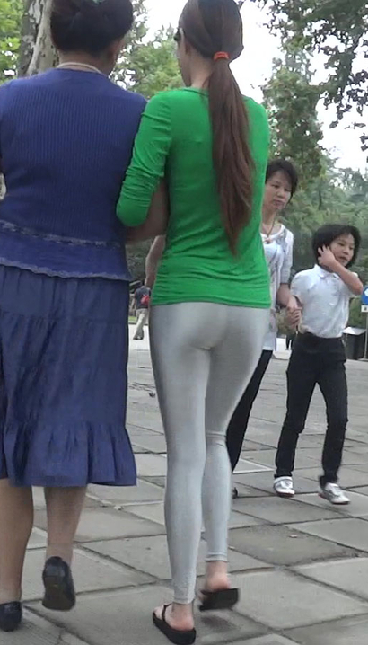 【视频】街拍娥娜翩跹的风尚高雅穿扮紧臀女生[LW-CRHV]