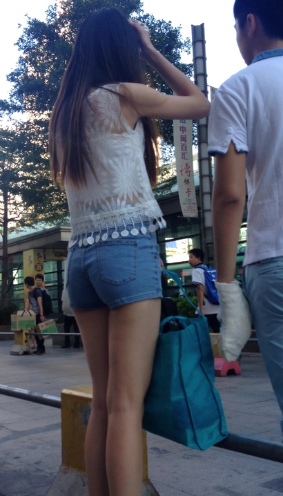 【视频】抓拍面若桃花的潮流高雅装束宽臀靓女[HK-LE9C]
