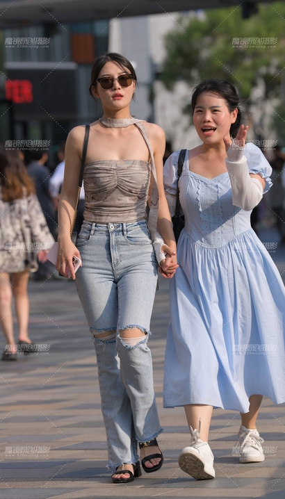 一个身材极好的极品紧身牛仔裤美臀小姐姐[MF-7G9Z]