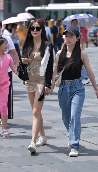 抓拍貌若天仙的气质包臀裙美腿辣妹[KU-7P55]