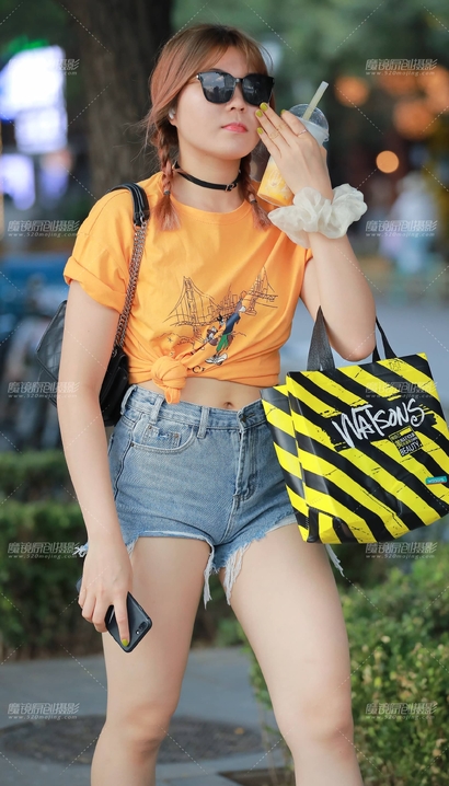 一个身姿曼妙的气质热裤美腿御姐[XR-8432]