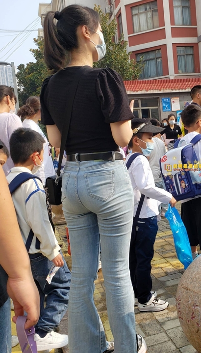 一个慧质兰心的风尚紧身牛仔裤圆臀小姐姐[NR-7U8Q]