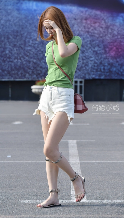 一位气质不凡的性感热裤翘臀美女[BY-J9I7]