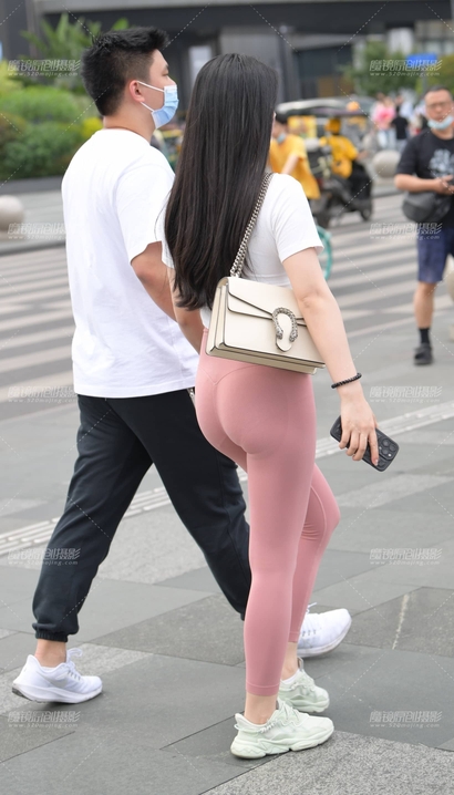一位聘婷秀雅的风尚紧身裤大长腿女神[GL-BL25]
