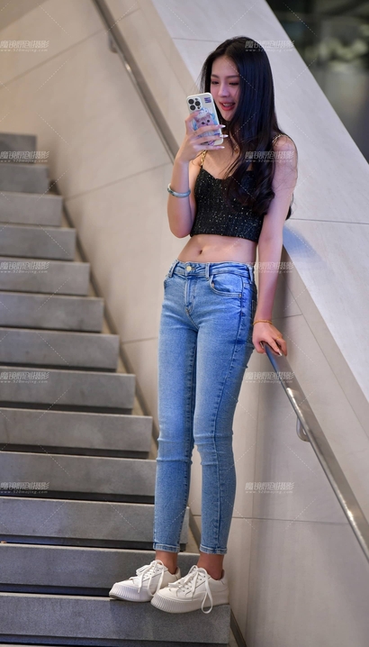 街拍身材极好的小清新牛仔裤丰臀御姐[MZ-82D1]
