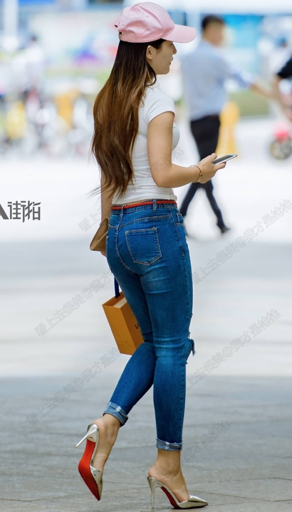 一个身姿优雅的性感紧身牛仔裤圆臀女孩[LS-0407]