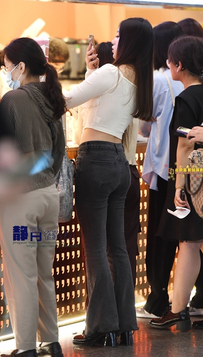 一位窈窕淑女的风尚紧身牛仔裤丰臀靓女[QF-I1FD]