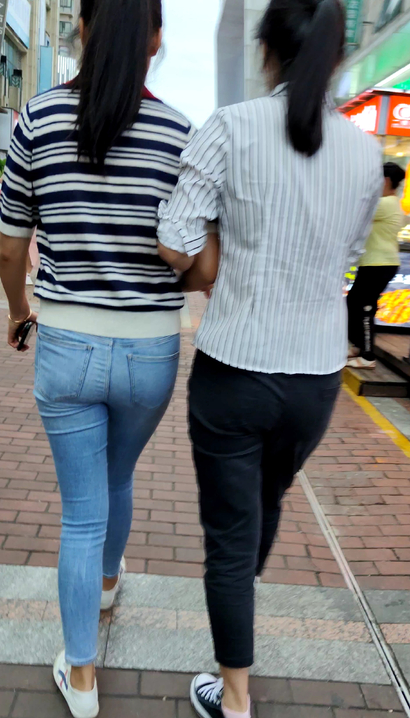 【视频】街拍金枝玉叶的气质紧身牛仔裤翘臀女孩[YE-3Q38]