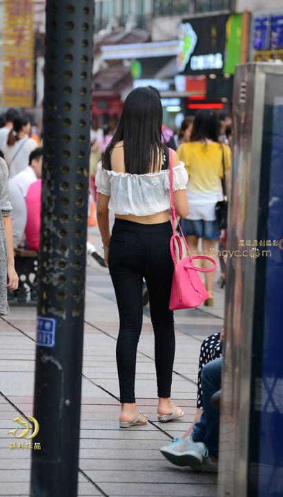 街拍顾盼流转的小清新紧身裤紧臀女神[XO-K2TX]