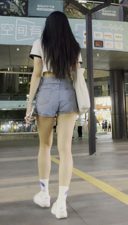 【视频】街拍桃腮杏脸的极品典雅服饰美腿女生[RQ-SU36]