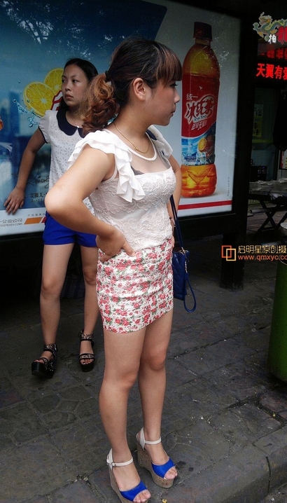 街拍冠压群芳的小清新包臀裙大长腿女神[ID-UJY5]