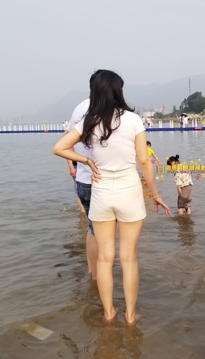 一个一代佳人的性感热裤美臀小姐姐[QP-D4BD]