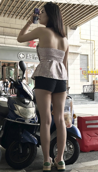 偶遇国色天香的时尚热裤翘臀美女[VT-2715]
