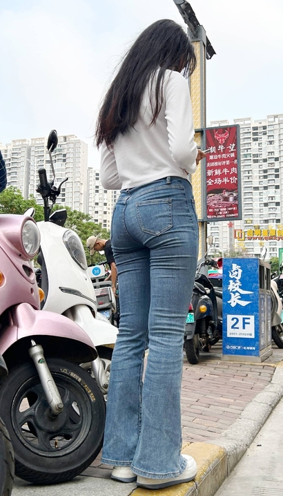 一位风华绝代的性感紧身牛仔裤美腿辣妹[VG-V71W]