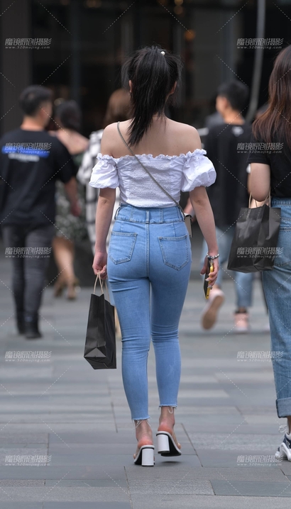 一个身姿优雅的新潮牛仔裤宽臀辣妹[WC-U9T2]