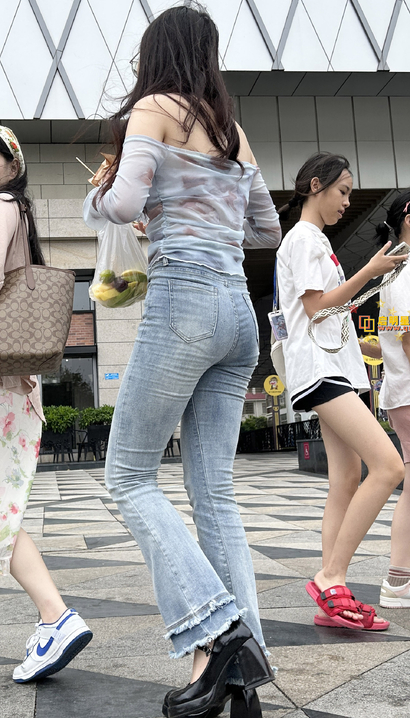 偶遇美撼凡尘的前卫紧身牛仔裤圆臀女生[VD-6VL5]