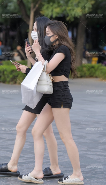 一个桃羞杏让的时尚热裤丰臀女孩[NQ-W67Q]