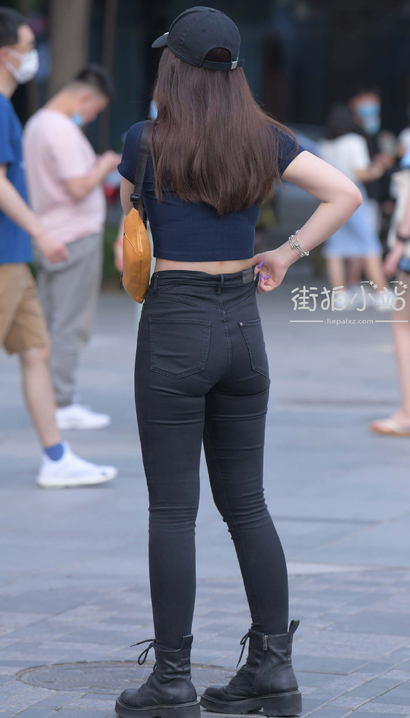 一位桃腮杏脸的时尚牛仔裤长腿御姐[RT-N342]