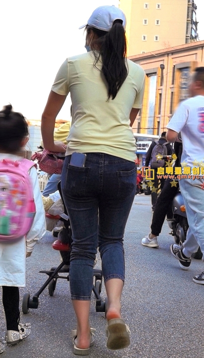 一位剪水双瞳的前卫牛仔裤美腿女神[YP-7VY5]