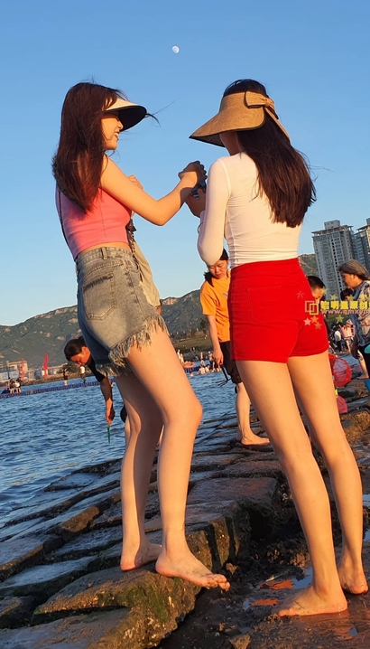 偶遇柳娇花媚的时髦热裤美腿女生[DC-E48A]