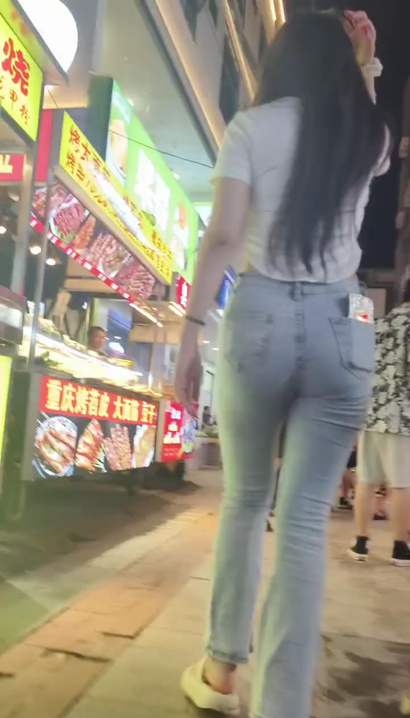 【视频】抓拍美丽大方的新潮紧身牛仔裤宽臀辣妹[OF-RM7T]
