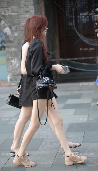 偶遇姹紫嫣红的时尚精致服饰宽臀女孩[YO-34OR]