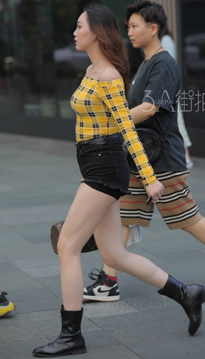 一位仪态万千的新潮热裤美臀辣妹[EK-5646]