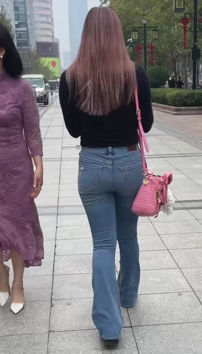【视频】街拍颜值很高的新潮牛仔裤长腿美眉[GV-EPE9]