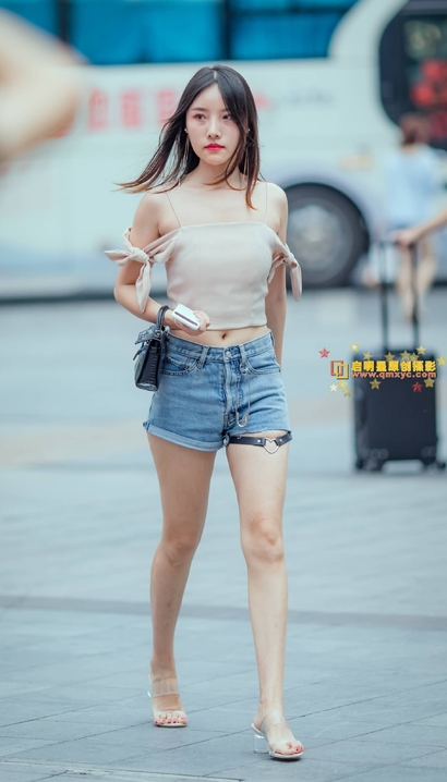 抓拍双瞳剪水的性感热裤丰臀女生[RF-9BHW]