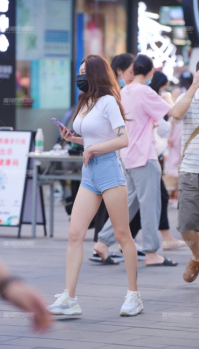 一个小家碧玉的时髦热裤宽臀美女[NM-WZUP]