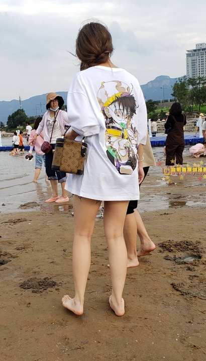 抓拍妍姿艳质的时尚热裤美臀御姐[OD-ADCE]