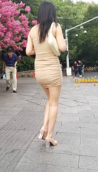 街拍玉质天成的气质裹臀裙紧臀女孩[MX-278M]
