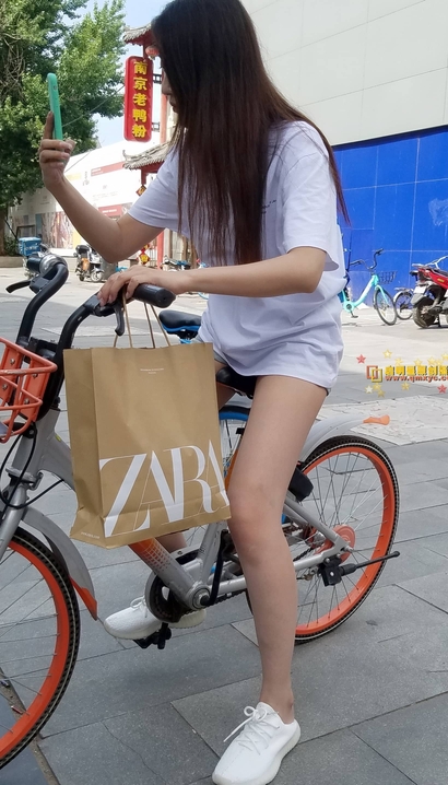 偶遇清水芙蓉的小清新热裤大长腿女孩[ZR-6H1B]