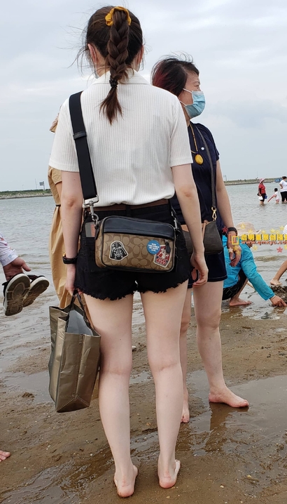 街拍温香艳玉的前卫热裤翘臀女生[ON-ML8S]