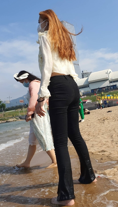 街拍国色天香的时髦牛仔裤紧臀女生[NC-NI45]