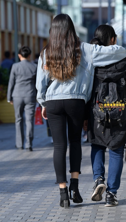 街拍如花似玉的潮流牛仔裤丰臀小姐姐[ZT-608H]