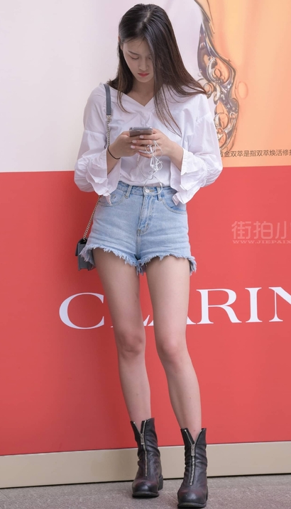 街拍饱满圆润的时髦热裤大长腿女孩[CU-1A46]