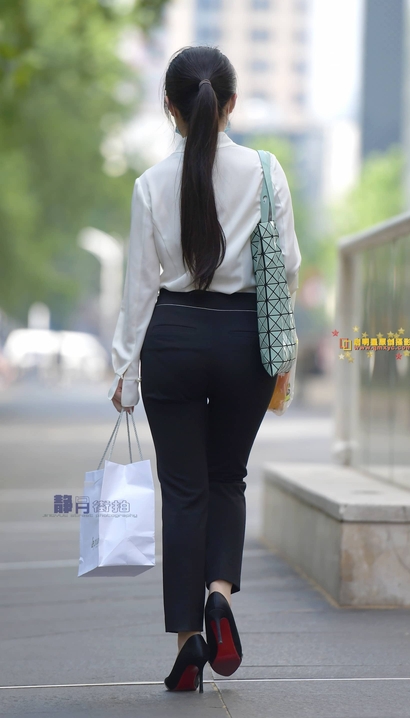 一位国色天香的风尚个性穿扮美臀女生[BG-N4C7]