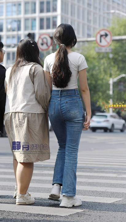 一个天生尤物的时尚紧身牛仔裤紧臀美女[RR-P0I3]