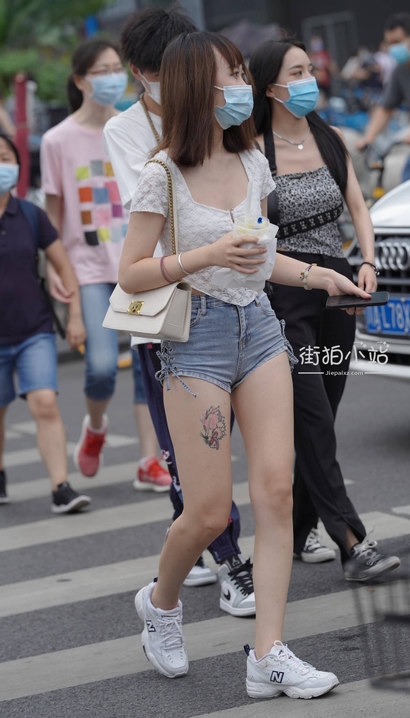 一位身材惹火的时髦热裤宽臀女孩[AI-TIXL]